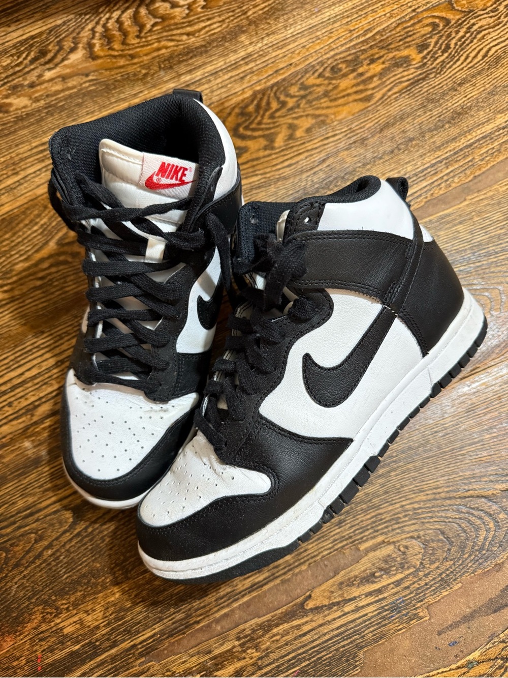 Nike Black and White Low-Top Sneaker (Black/White)